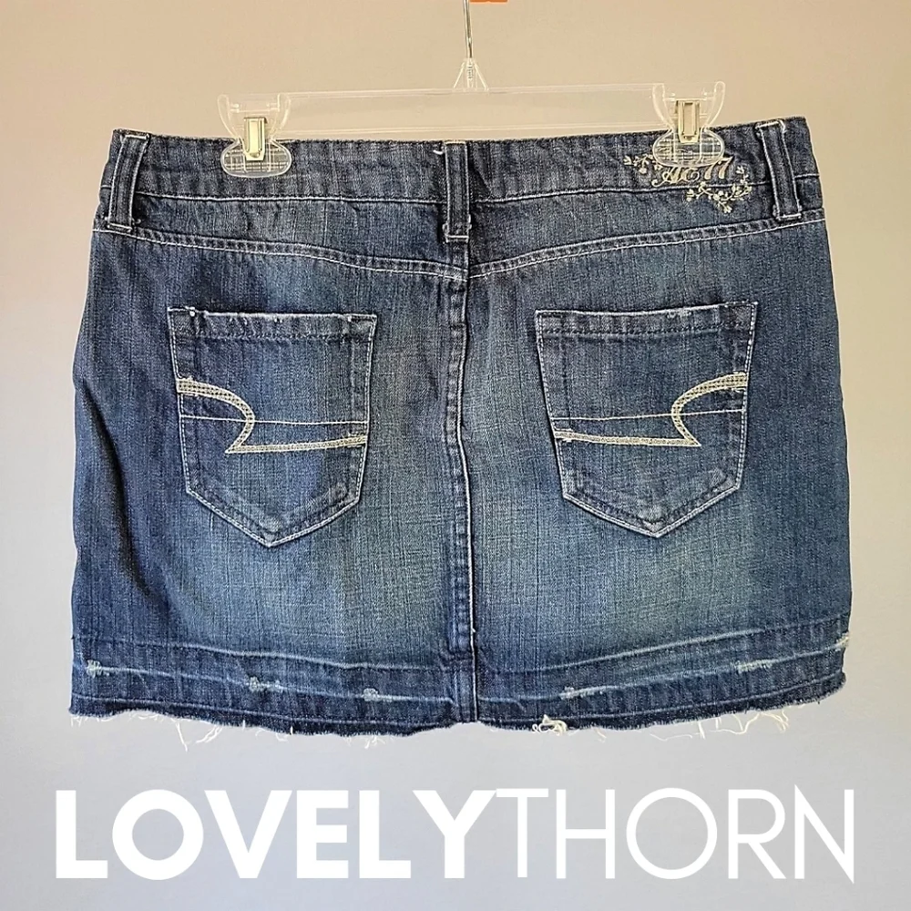AMERICAN EAGLE // distressed raw hem denim mini skirt